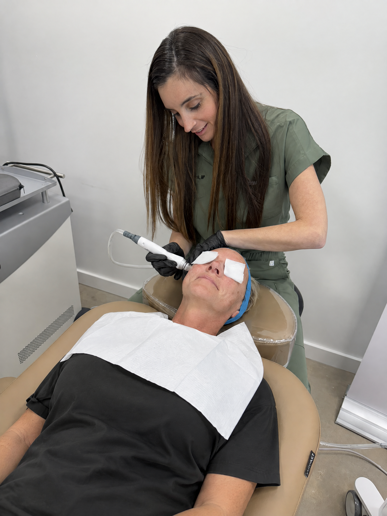 Whitney Langford performing a Candela Glacé facial treatment for an adult patient in the Elite clinic